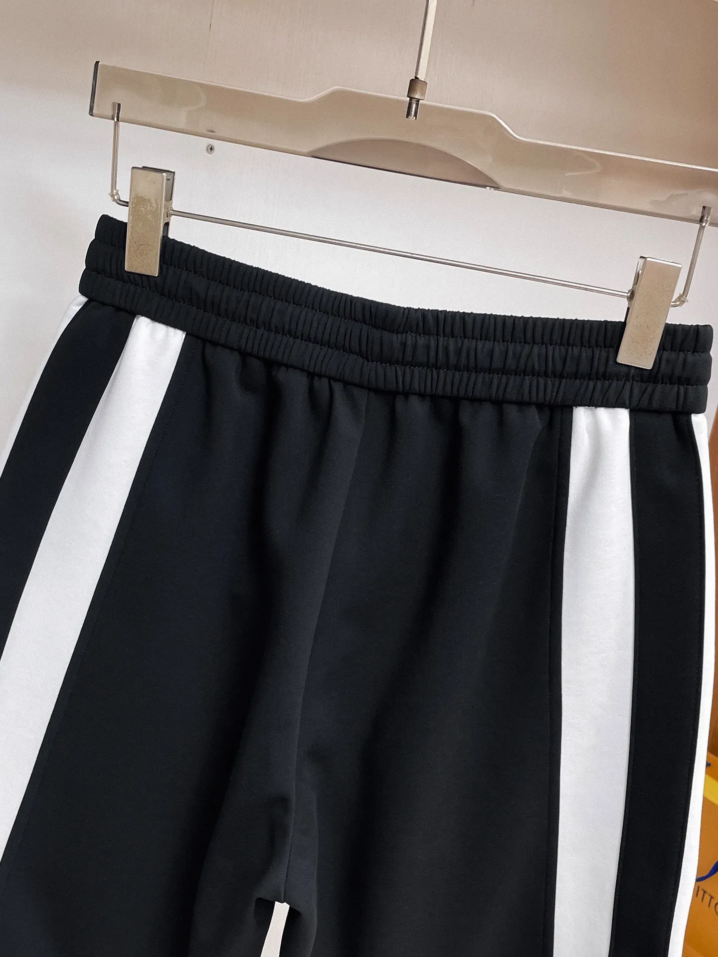 Balenciaga's three-standard complete 2026 summer New Arrival men's casual shorts, advanced custom-made Breathable fabric, Breathable fabric, extremely stretchy and comfortable, impeccable details, top-grade accessories, original logo design concept, delicate and soft feel! The upper body fit is awesome! Size: M-XXXL Please state your height and weight when ordering